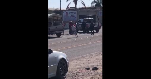 Con todo y esposas, hombre escapa de la policía y le dan "raite"