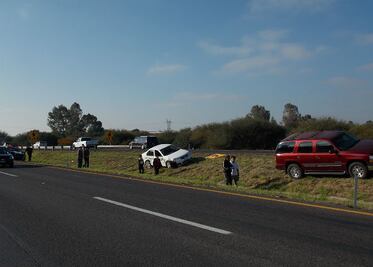 Pelean por carril y terminan en camellón