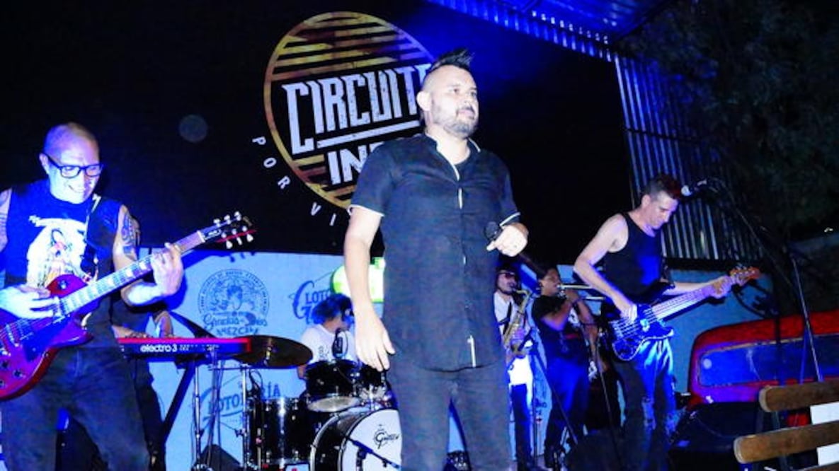 Desde que los músicos aparecieron en el escenario el baile no faltó en el recinto, a ritmo de “Mounstrilio” o “El orangután y la orangutana”. (NANCY COLÍN. EL UNIVERSAL)