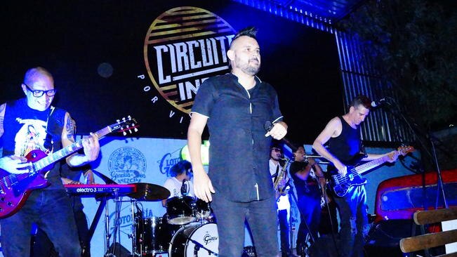 Desde que los músicos aparecieron en el escenario el baile no faltó en el recinto, a ritmo de “Mounstrilio” o “El orangután y la orangutana”. (NANCY COLÍN. EL UNIVERSAL)