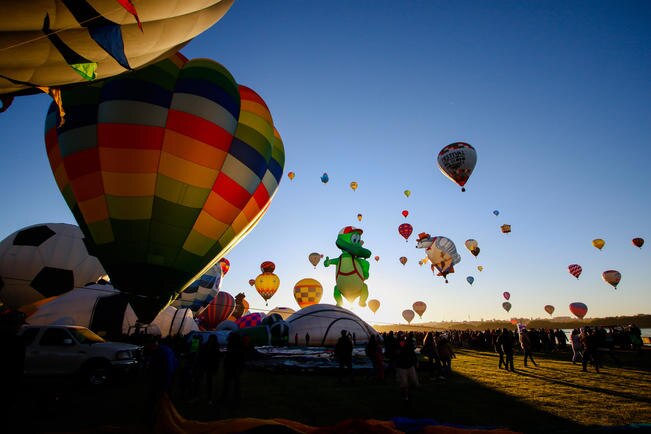 Disfrutan de los globos aerostáticos en pijama