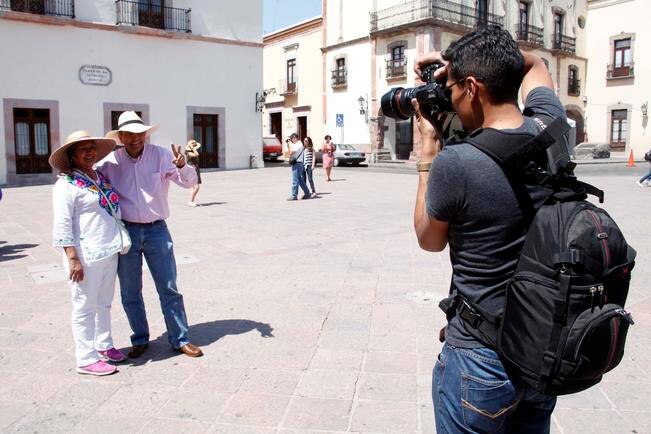 Turistas disfrutan  las maravillas del estado