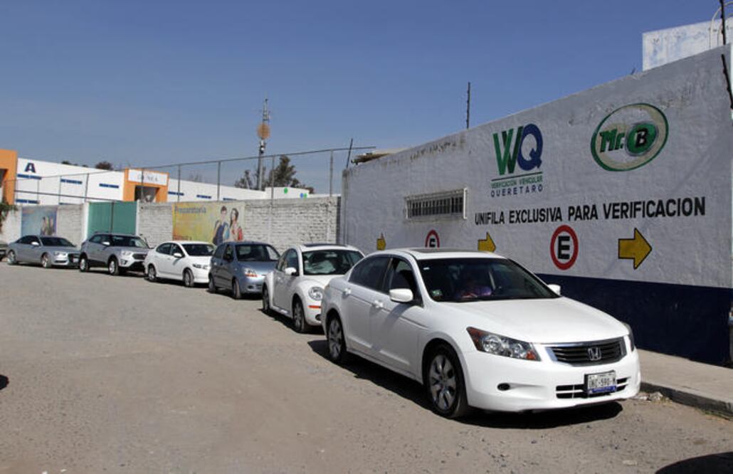 Algunos conductores de vehículos con engomado azul o terminación de placa 9 y 0 han reportado largas filas y esperar por más de una hora para realizar el trámite de la verificación Foto: CÉSAR GÓMEZ
