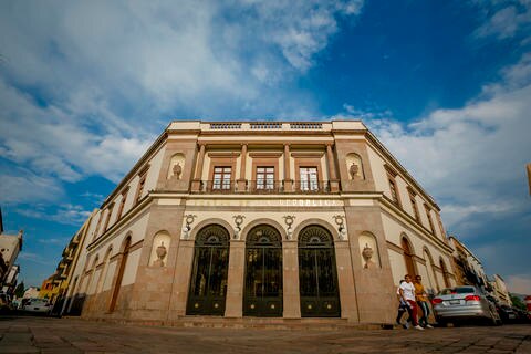 A la venta, Teatro de la República