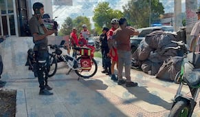 Motociclistas caen tras maniobra para evitar atropellar a madre y menor en Constituyentes
