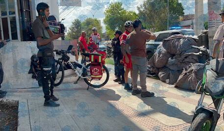 Motociclistas caen tras maniobra para evitar atropellar a madre y menor en Constituyentes