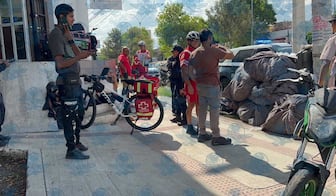 Motociclistas caen tras maniobra para evitar atropellar a madre y menor en Constituyentes
