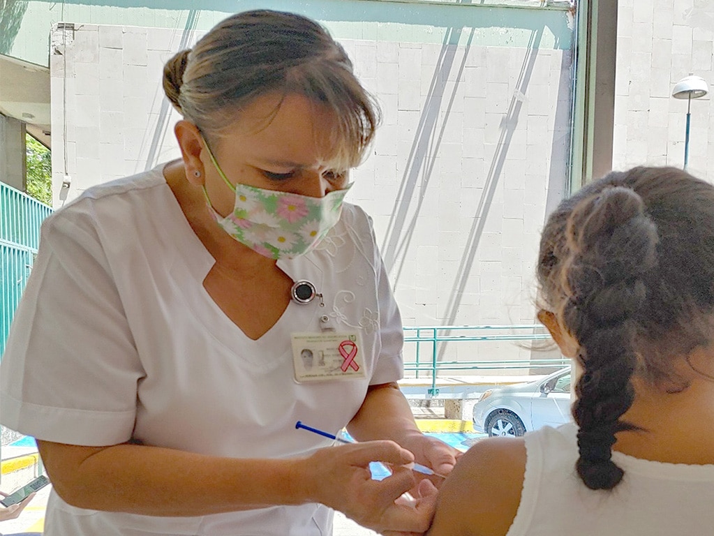 IMSS Querétaro aplica vacuna hexavalente a infancias. Foto: Especial