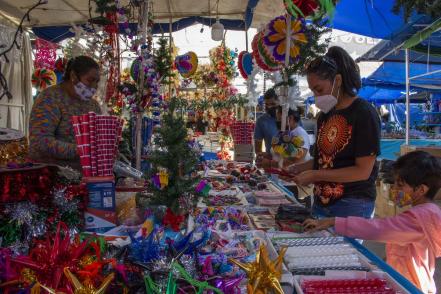 Regresa tradicional tianguis navideño del mercado La Cruz 