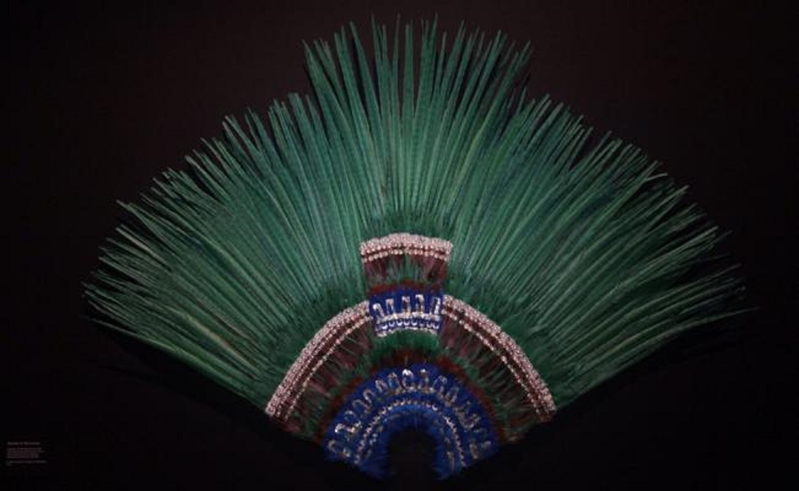 Activista buscará recuperar el penacho de Moctezuma