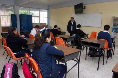 Gobernador compromete apoyo a escuelas de Conafe