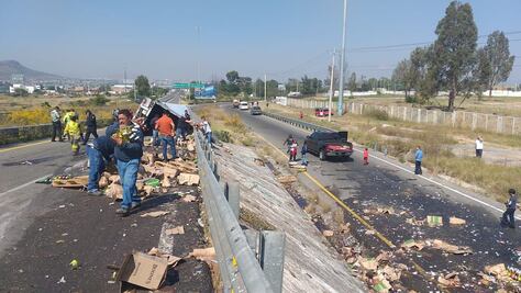 Frente a los ojos de la autoridad, cometen actos de rapiña a un tráiler en San Juan del Río