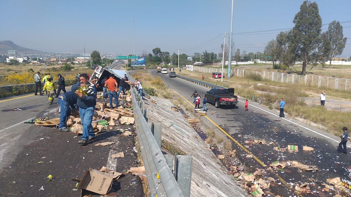 Frente a los ojos de la autoridad, cometen actos de rapiña a un tráiler en San Juan del Río