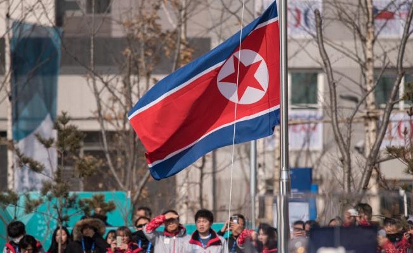 La bandera norcoreana ya ondea en Pyeongchang