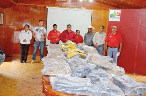 Dan uniformes a personal de limpia en Pinal de Amoles