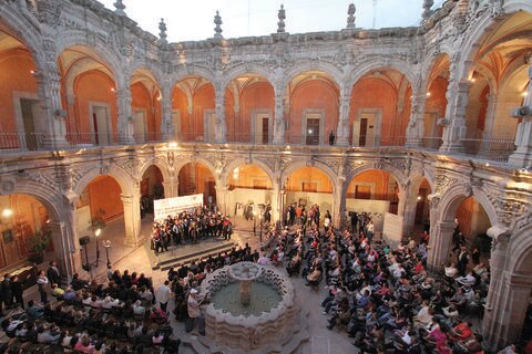 Estudiantina de la UAQ celebra con mucha música   