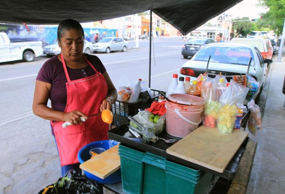 Desde hace 20 años la mujer participa en los recorridos hacia la Ciudad de México para agradecer por el bienestar de su familia. (FOTOS: CÉSAR GÓMEZ. EL UNIVERSAL)