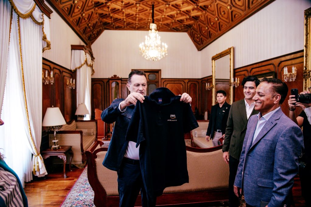 Gobernador de Querétaro recibe a ejecutivos de Amazon
