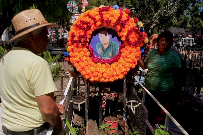 La Secretaría de Servicios Públicos trabaja en la limpieza y retoque de pintura en los camposantos municipales, además, elabora la logística de atención para el 1 y 2 de noviembre (CÉSAR GÓMEZ. EL UNIVERSAL)