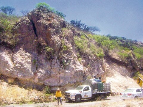 Demolerán roca peligrosa en carretera de Tequis