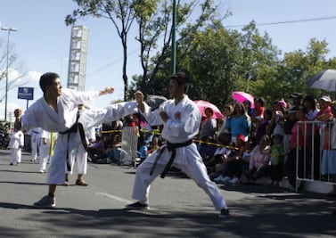 Deportistas se lucen en desfile revolucionario