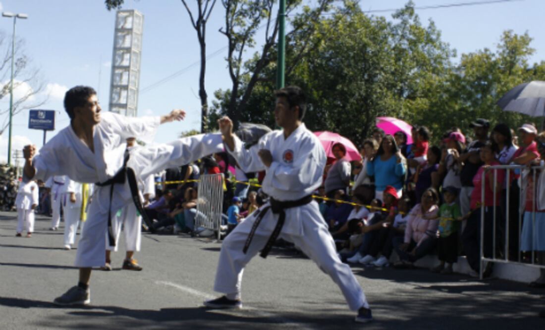 Deportistas se lucen en desfile revolucionario