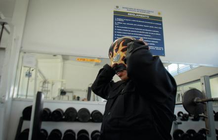 ¡Las dos caras de la moneda! Policía, rudo en el ring y técnico en las calles 