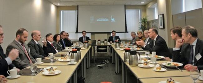 Calzada aborda tema educativo en gira