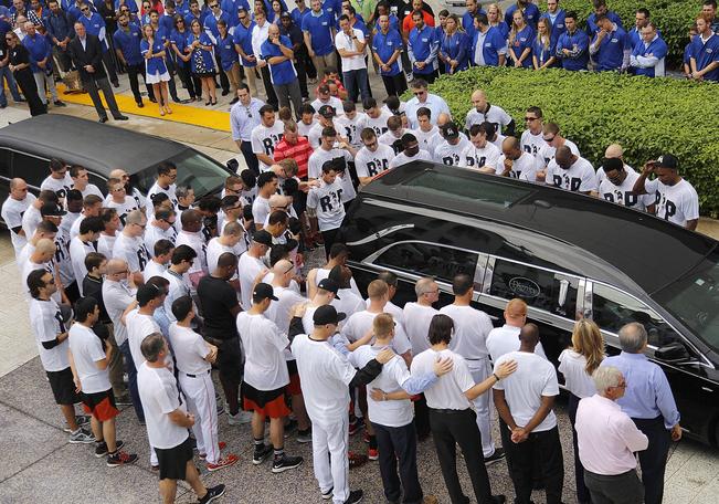 Rinde Miami homenaje a Fernández