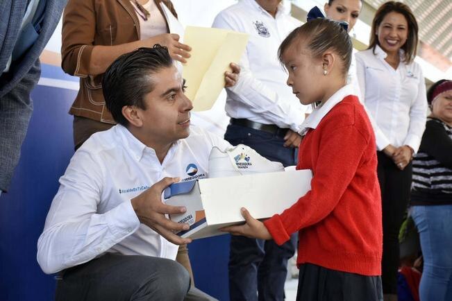 Entregan tenis a estudiantes de educación básica