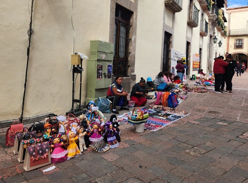 Comerciantes apoyan medidas para quitar a ambulantes en Plaza de Armas
