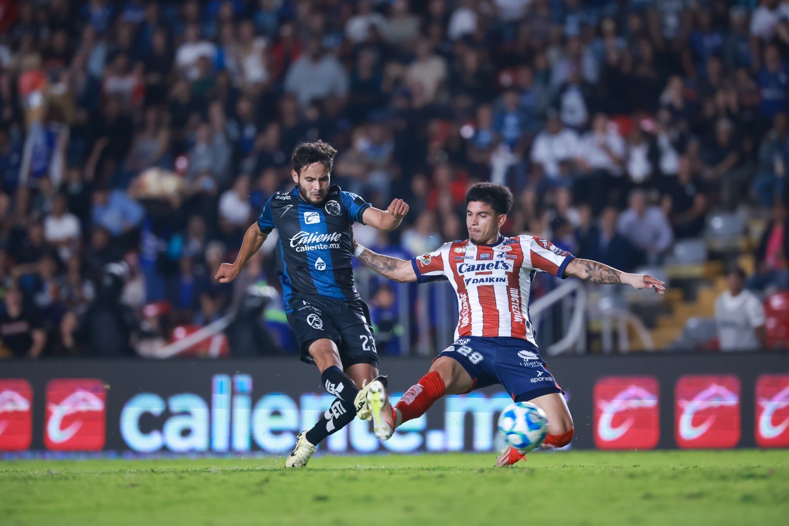 Gallos Blancos consigue su primera victoria en el Apertura 2025