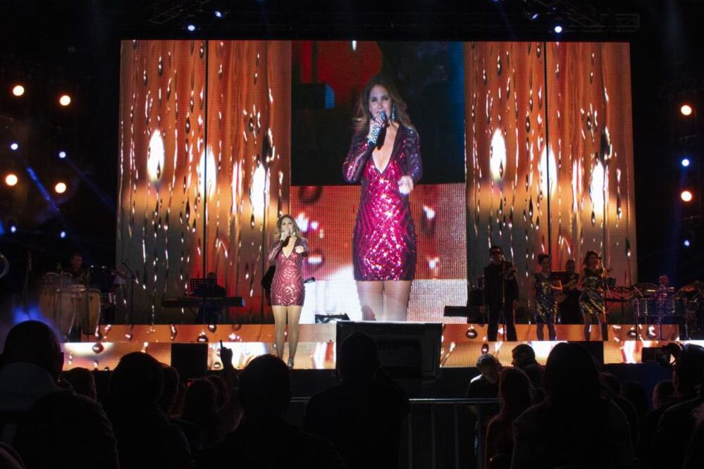 Tras más de 15 años sin visitar tierras queretanas, Lucero apareció radiante y más enamorada que nunca en la explanada del viñedo Donato, en donde demostró que a 39 años de trayectoria profesional sigue siendo La novia de América.