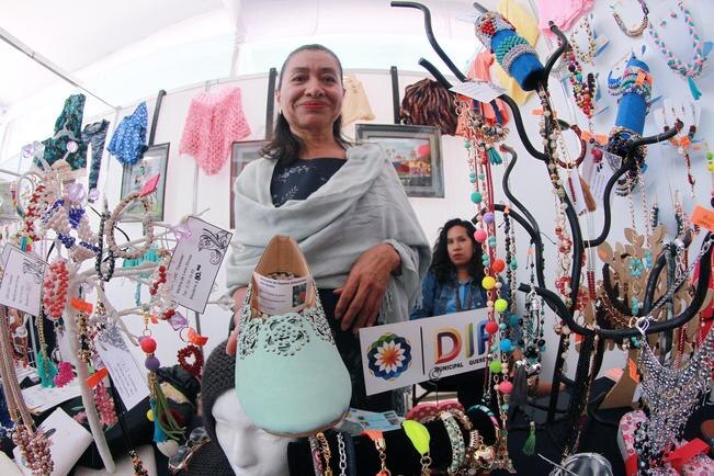 La madre de cuatro hijos presume el modelo que hizo para la Séptima Expo Talleres de los CAF. Cada par de huaraches le lleva cerca de cuatro horas (FOTOS: CÉSAR GÓMEZ. EL UNIVERSAL)