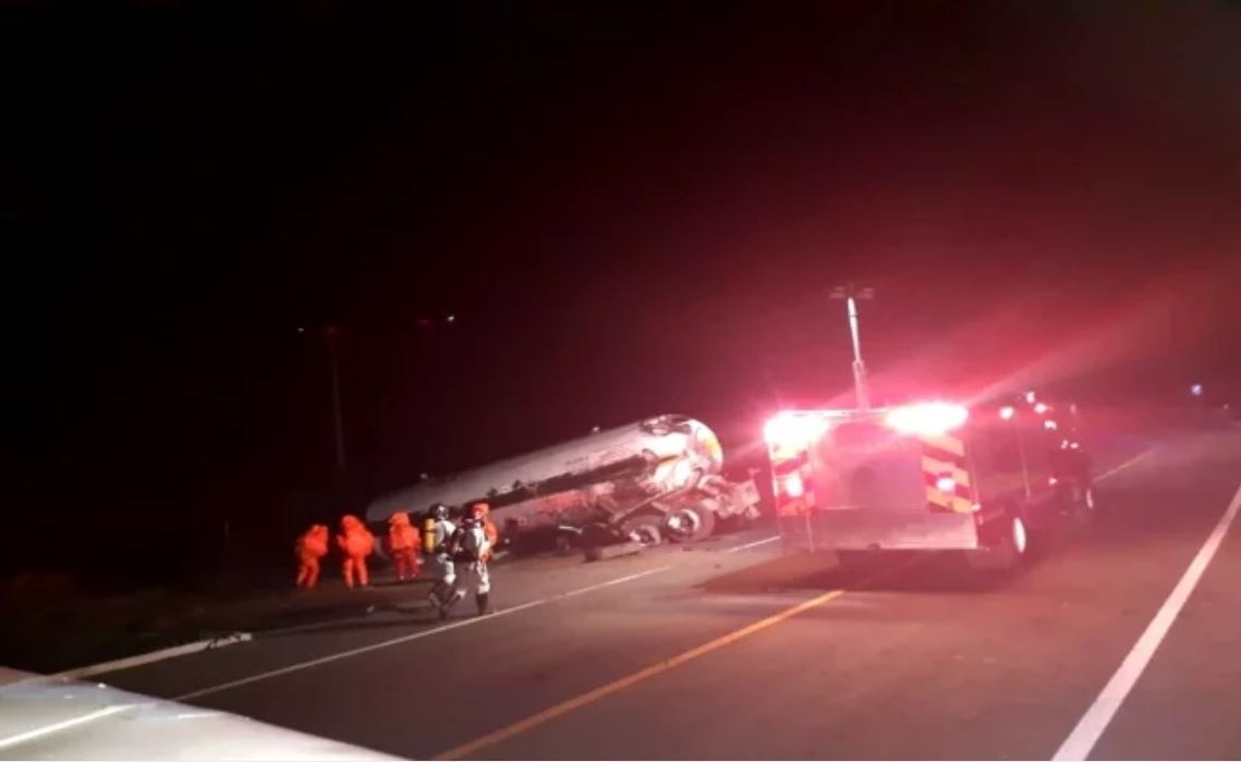 Vuelca pipa con amoniaco en autopista Siglo 21; hay 4 muertos