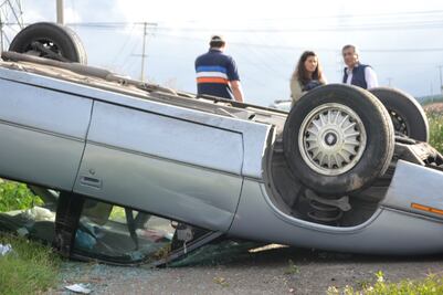 Vuelca auto en Libramiento Surponiente