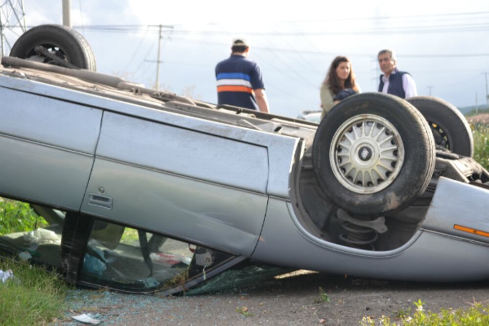 Vuelca auto en Libramiento Surponiente
