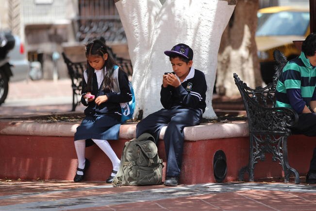 Piden a Ejecutivo regular uso de celular en clases