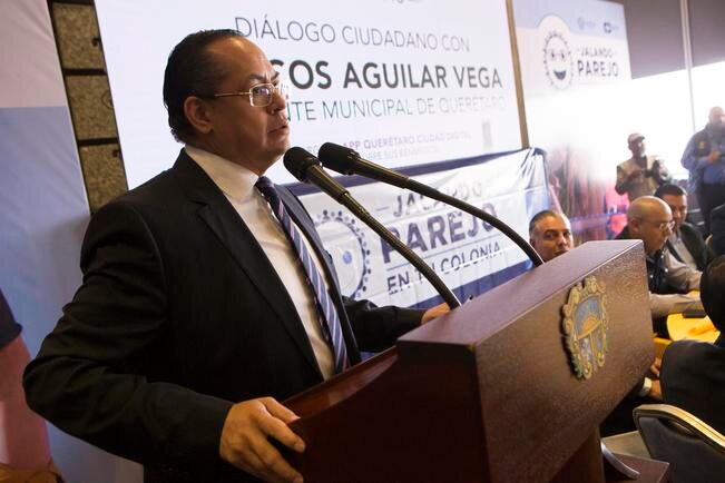 El presidente del Colegio de Abogados, Calixto de Santiago, señala que continuarán elaborando el reglamento de parquímetros (DEMIAN CHÁVEZ. EL UNIVERSAL)