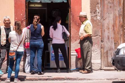 Subsiste con ventas de quesos