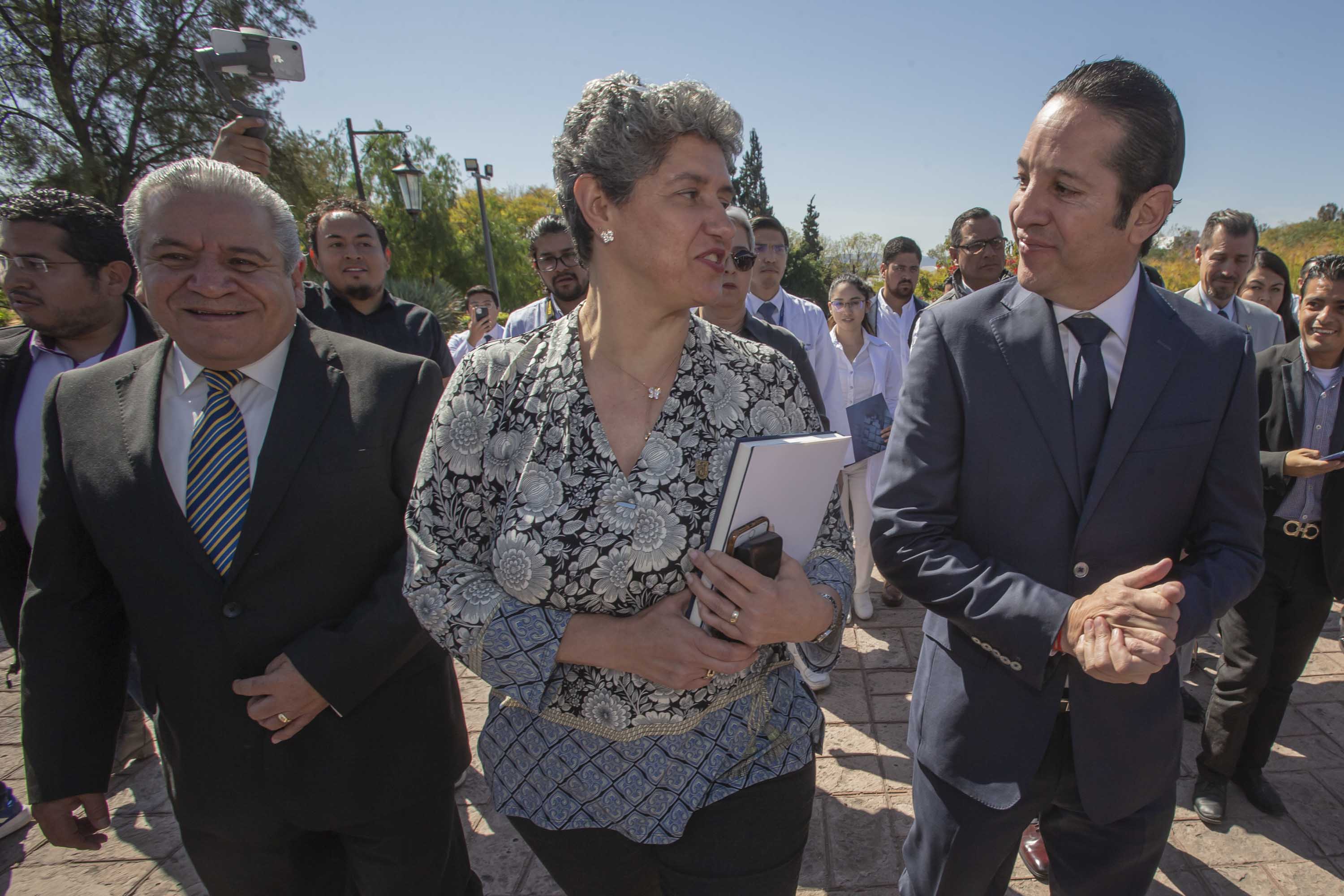 Llama rectora de la UAQ a respetar autonomía
