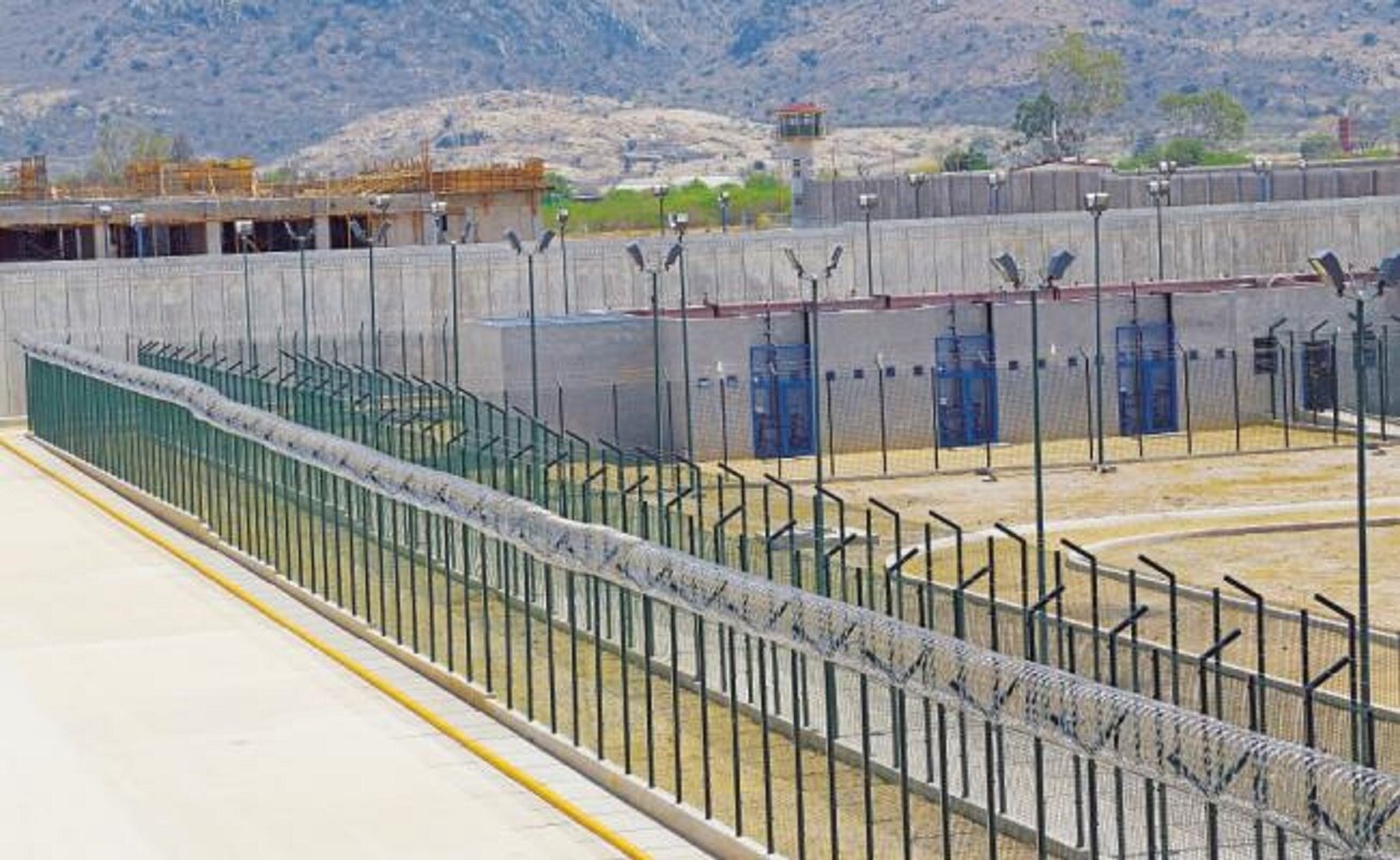 Vestidos de mujer, el día de visita o enamorando a subdirectora, así se fugan de las cárceles del país