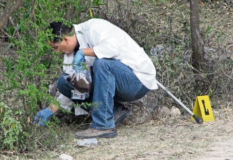 Indagan asesinato de dos; hallan cadáveres