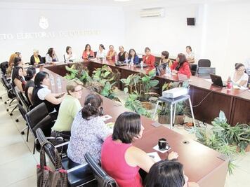 IEQ impulsa el papel político de las mujeres