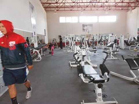 Instructores exigen pago de sus servicios