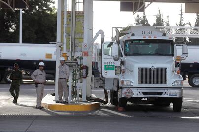 Ante crisis de desabasto, prevén alza en gasolina 