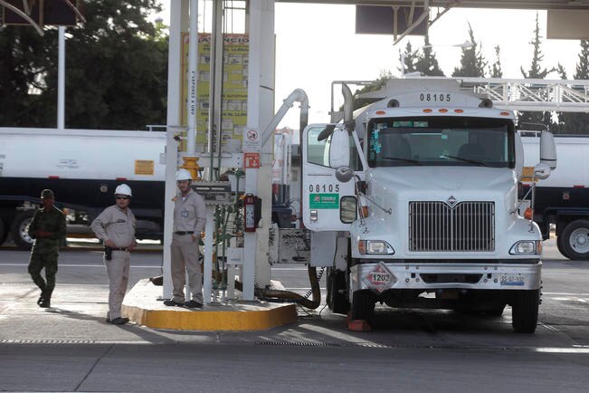 Ante crisis de desabasto, prevén alza en gasolina
