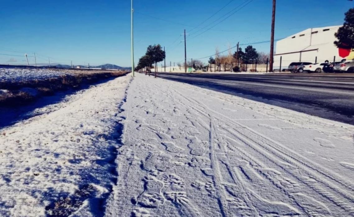 Cae nieve en 14 municipios de Chihuahua; suspenden corridas de camiones