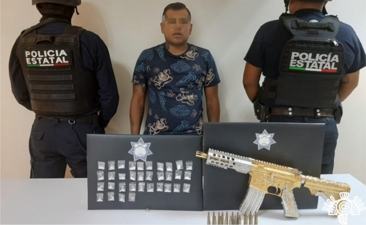 Detienen a hombre con rifle de asalto con incrustaciones de oro en Puebla