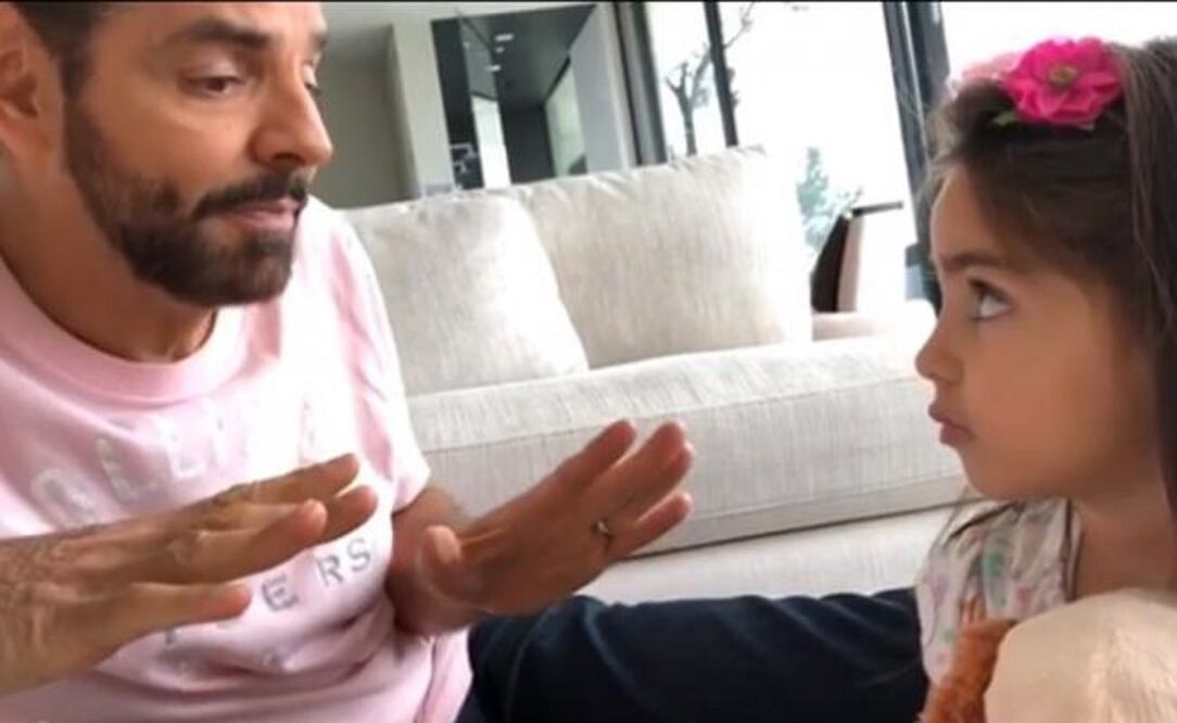 Eugenio Derbez le trata de explicar la situación a Aitana. FOTO: Instagram